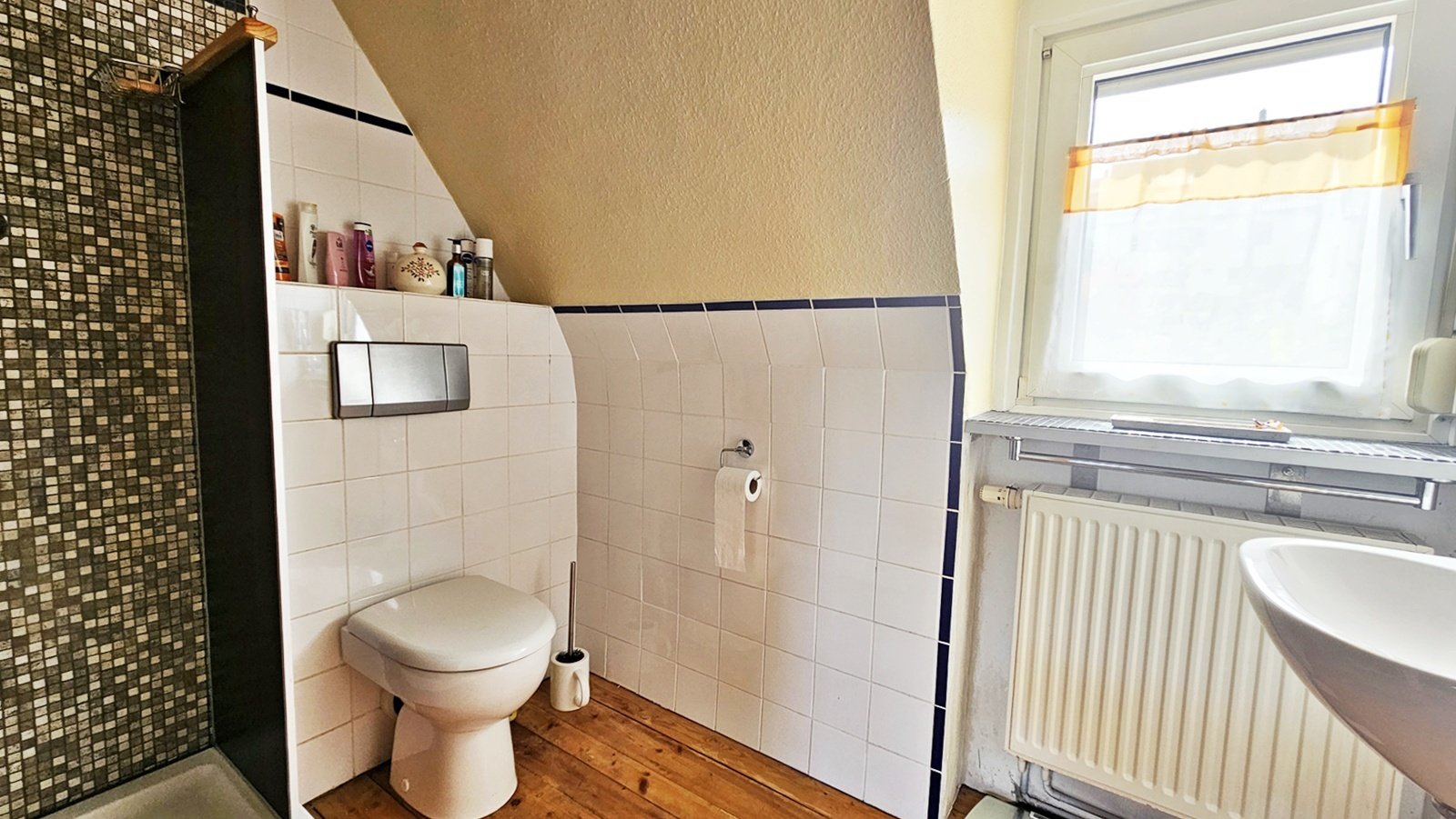 Charmantes Einfamilienhaus mit großem Garten, Dachterrasse und Garage im mediterranen Landhausstil