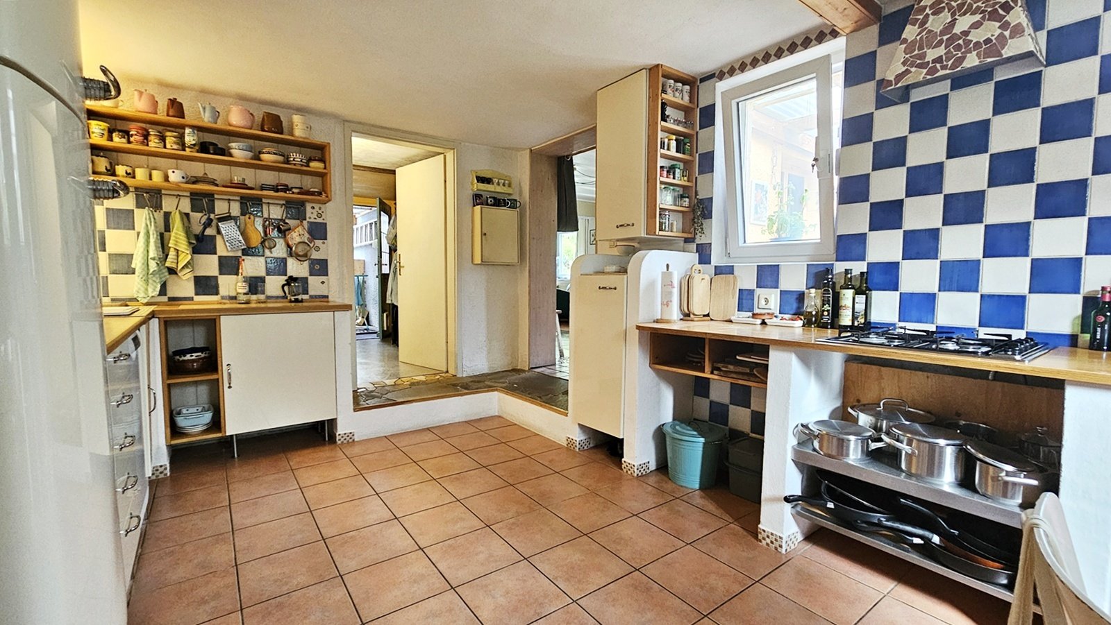 Charmantes Einfamilienhaus mit großem Garten, Dachterrasse und Garage im mediterranen Landhausstil