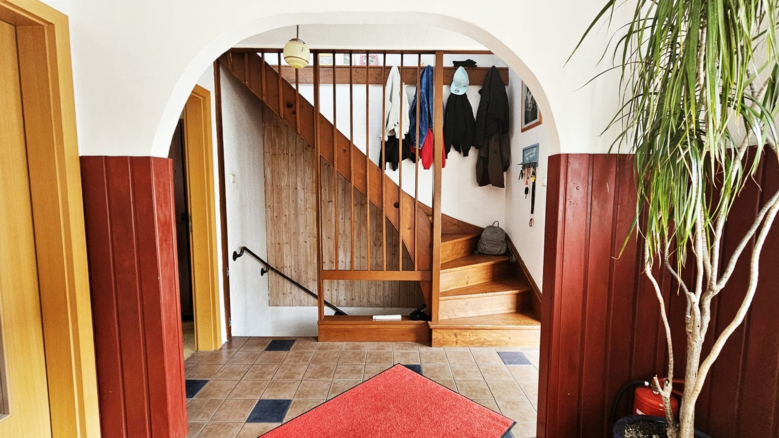 Charmantes Einfamilienhaus mit großem Garten, Dachterrasse und Garage im mediterranen Landhausstil