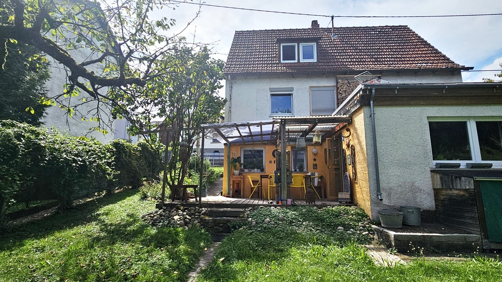 Charmantes Einfamilienhaus mit großem Garten, Dachterrasse und Garage im mediterranen Landhausstil