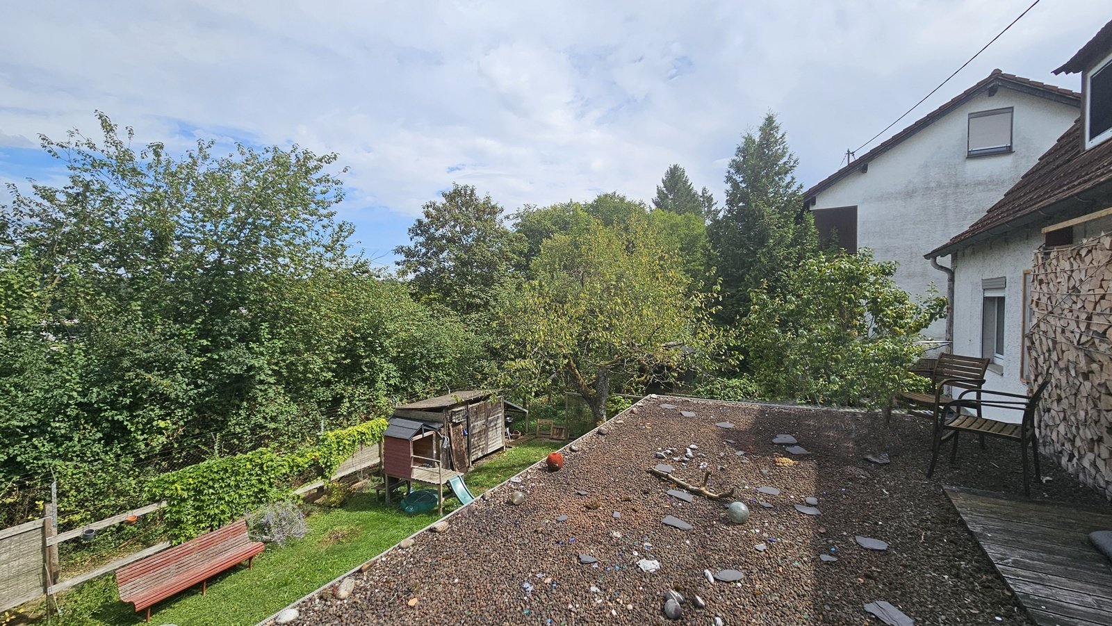 Charmantes Einfamilienhaus mit großem Garten, Dachterrasse und Garage im mediterranen Landhausstil