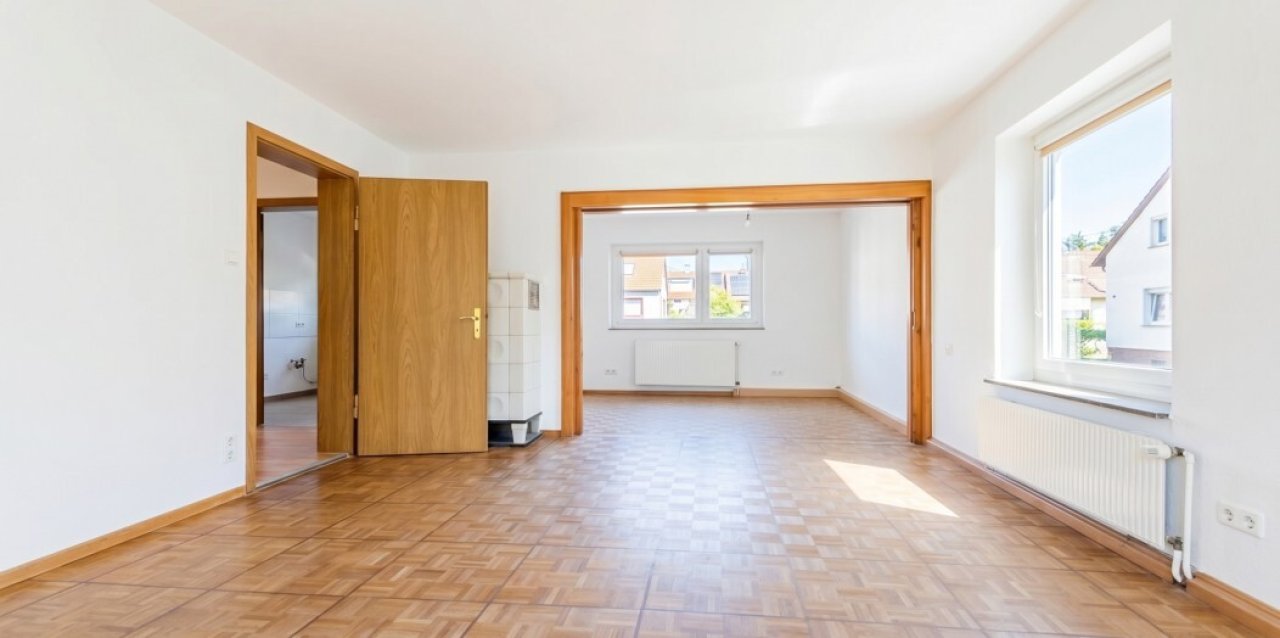 Wohnzimmer mit Blick ins Esszimmer Wohnzimmer mit Blick ins Esszimmer