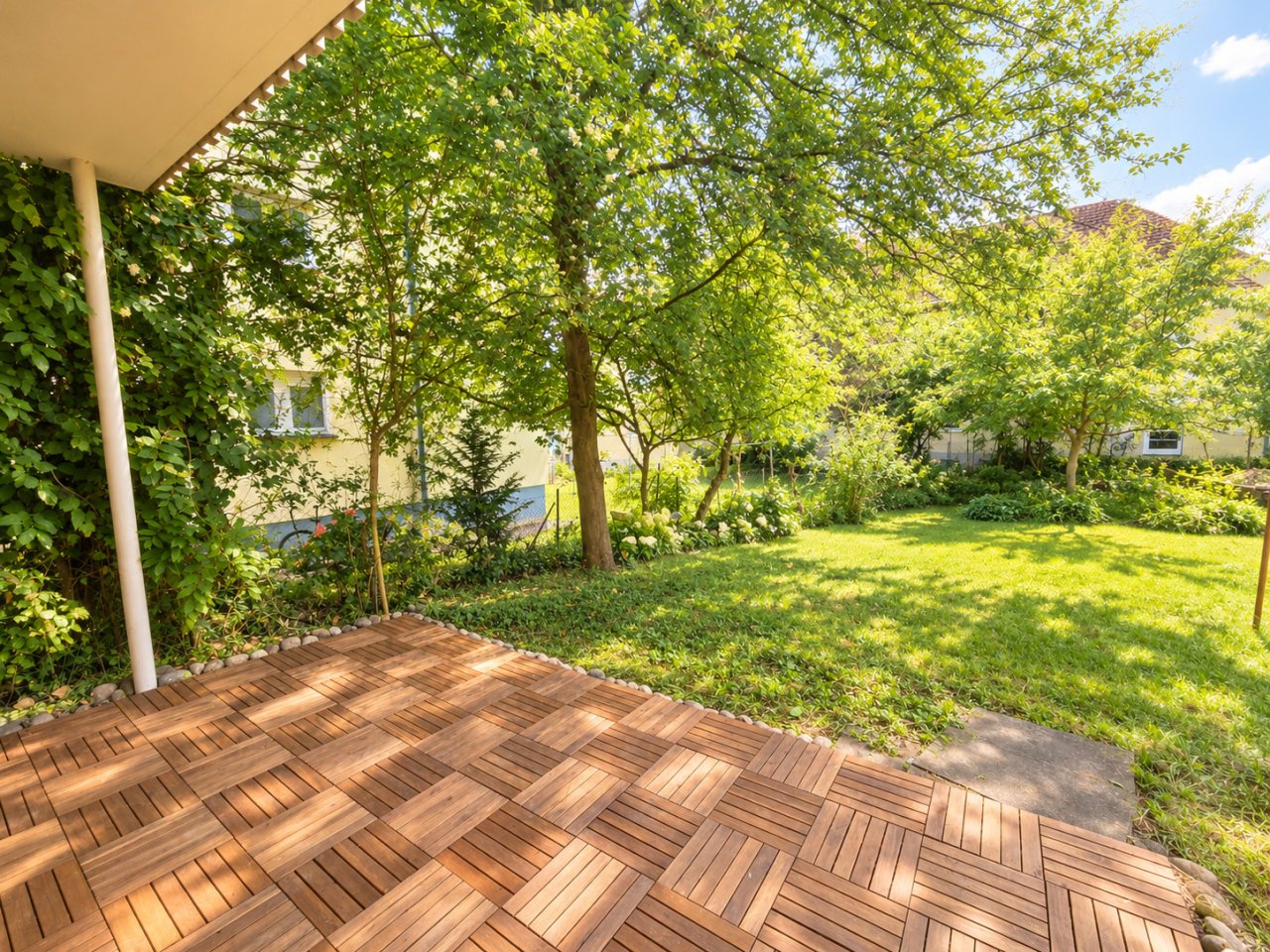 Blick von der Terrasse in den Garten Blick von der Terrasse in den Garten